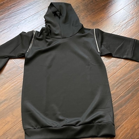 SALE!! Diva Plus Open/Closed Shoulders Top - Picture 4 of 5